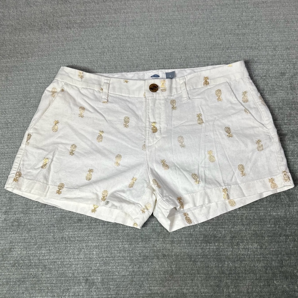 OLD NAVY mid rise shorts. White. Size 4. Good condition.
